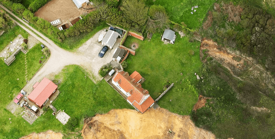 Будинок звисає з краю обриву, будинок, житло, старий будинок, будинок 18 століття, будинок над урвищем, зсув ґрунту, берегова ерозія, знесуть будинок