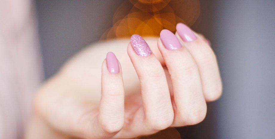 ухоженные ногти с розовым лаком, маникюр