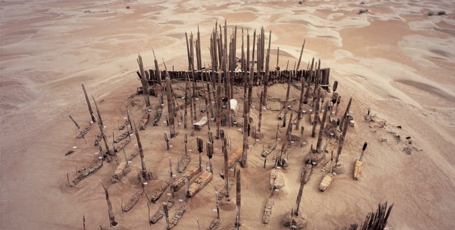 Китай, пустыня, мумия, таримские мумии, находка, лодка, археология, археологи, гробы, захоронения, генетический анализ, народ, Сибирь, Америка, Азия, популяция, миграция, Евразия, ученые