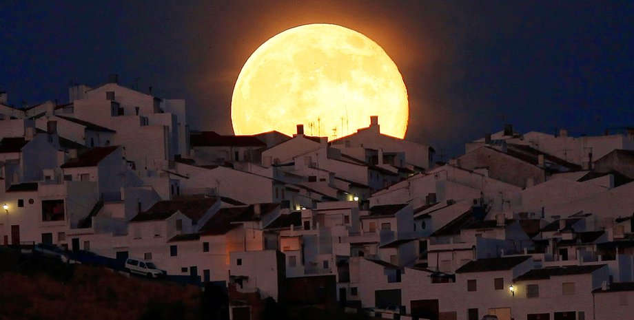 Суперлуние / Фото: J.Nazca/Reuters