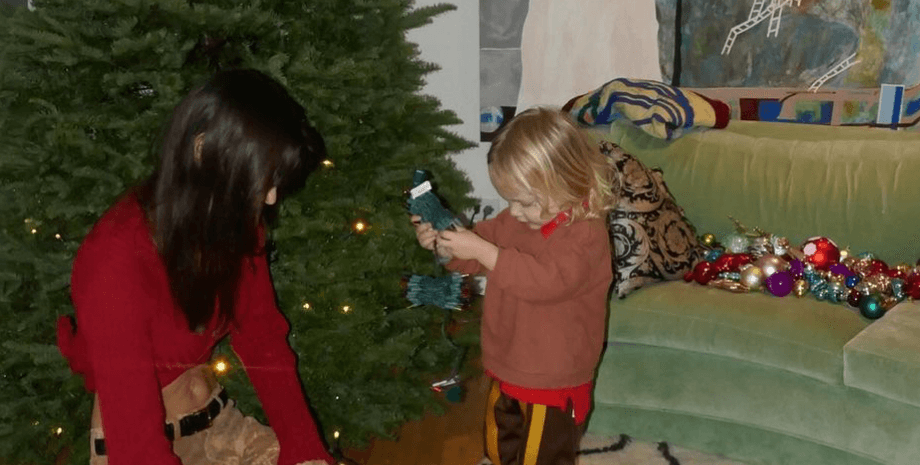 емілі ратаковскі син, емілі ратаковскі розлучення, новорічна ялинка, себастьян бер-макклард, емілі ратаковскі особисте життя