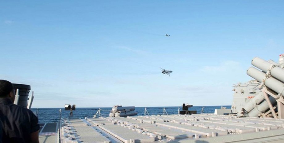 Российские бомбардировщики над американским эсминцем / Фото: Пресс-служба Пентагона