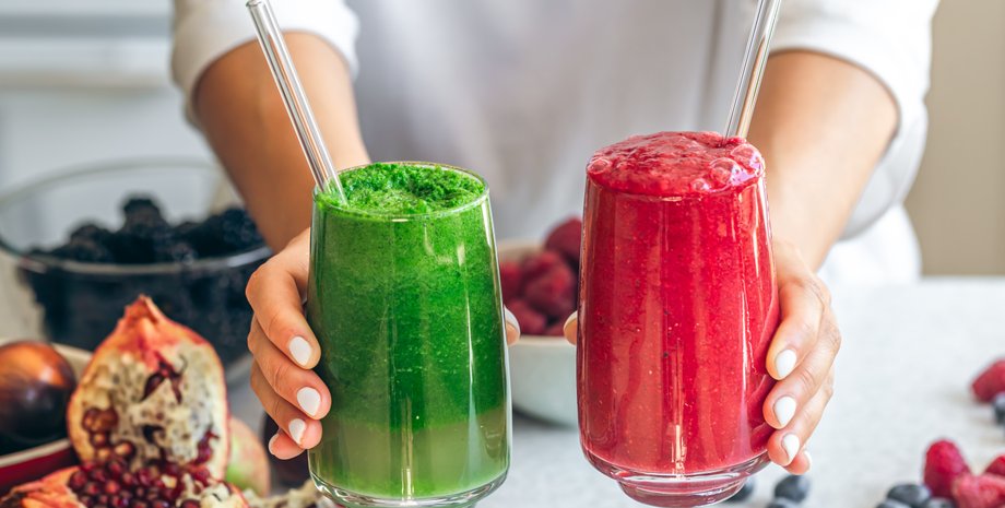 Дівчина тримає в руках смузі