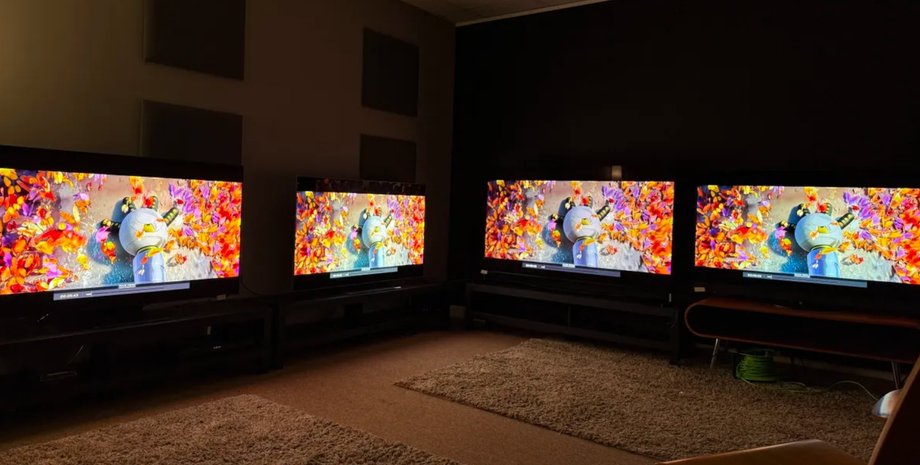 Телевизоры Samsung S95F, LG G5, Sony Bravia 8 II и Panasonic Z95B во время слепого теста