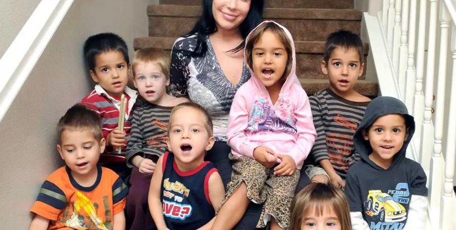 Жінка народила 14 дітей без участі чоловіків, у неї не було інтимної близькості протягом 25 років, курйози, цікавинки