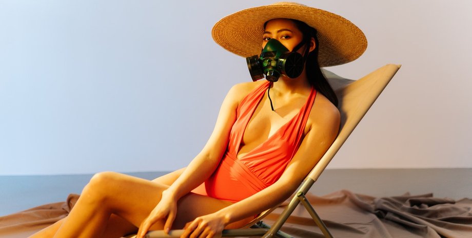 дівчина в респіраторі, пляж, шезлонг