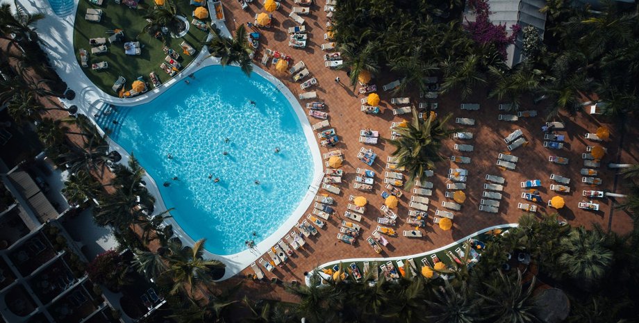 Шезлонги возле отеля