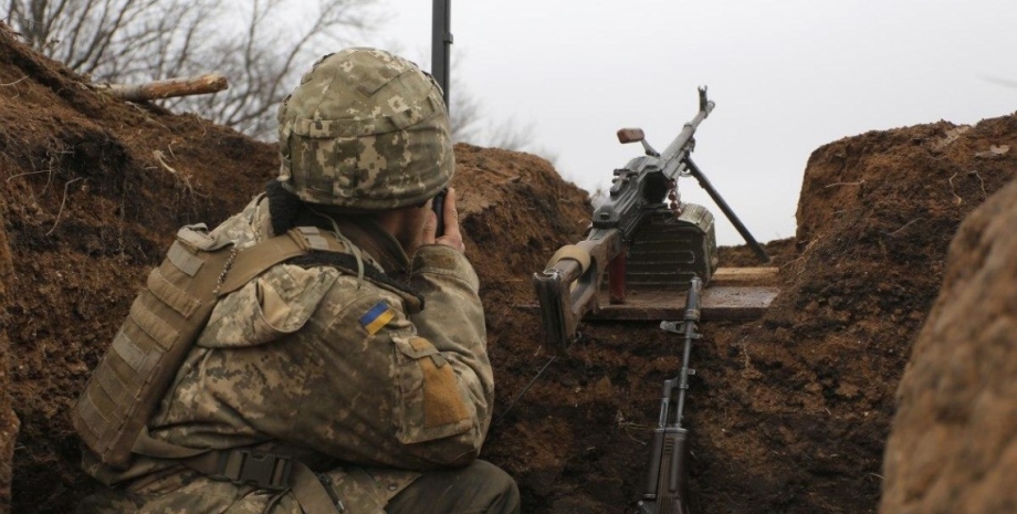 окоп, украинский военный, оружие