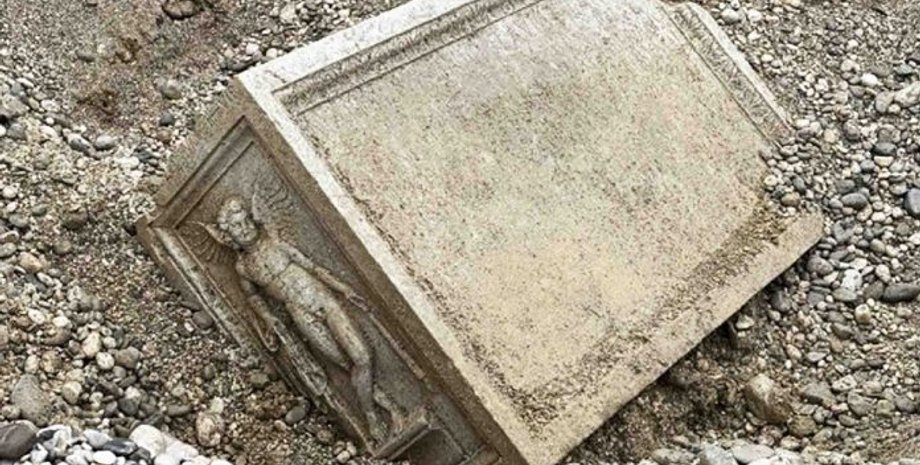 Італія, вівтар, поховання, знахідка, артефакт, археологія, археологи, річка, бог, Ерот, символ, п’єдестал, вода, розкопки, дослідження, вапняк, урна, цегла