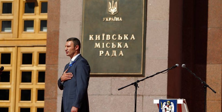 Виталий Кличко у здания мэрии / Фото: facebook.com/Vitaliy.Klychko