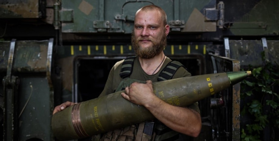 боєць зі снарядом, артилерійський снаряд, вікінг, постачання зброї в Україну