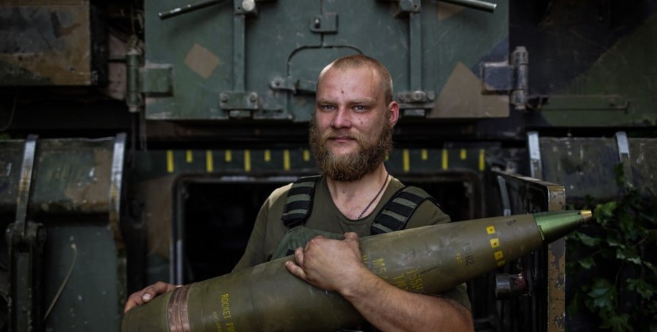 боєць зі снарядом, артилерійський снаряд, вікінг, постачання зброї в Україну