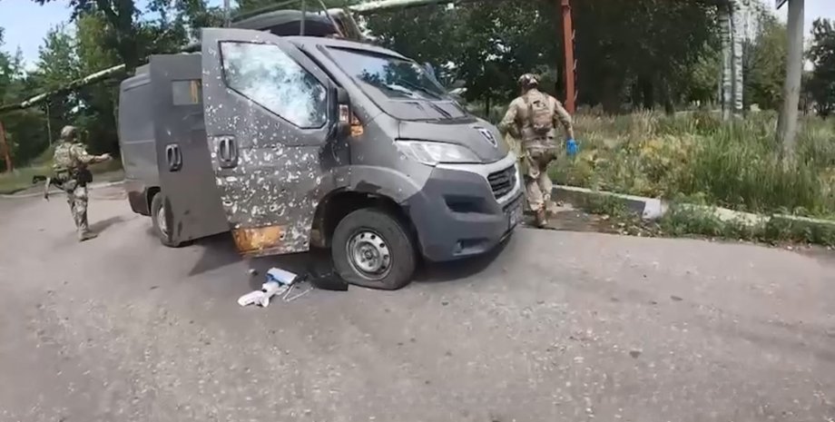 Під Покровськом евакуаційна машина "Булих янголів" Нацполіції постраждала від удару дронів ЗС РФ на дорозі  неподалік від лінії бойових дій