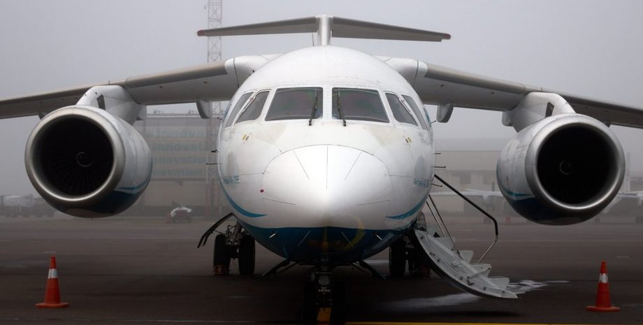 "Слуга народа" сопроводила первый рейс "Киев - Николаев" на самолете Ан-148