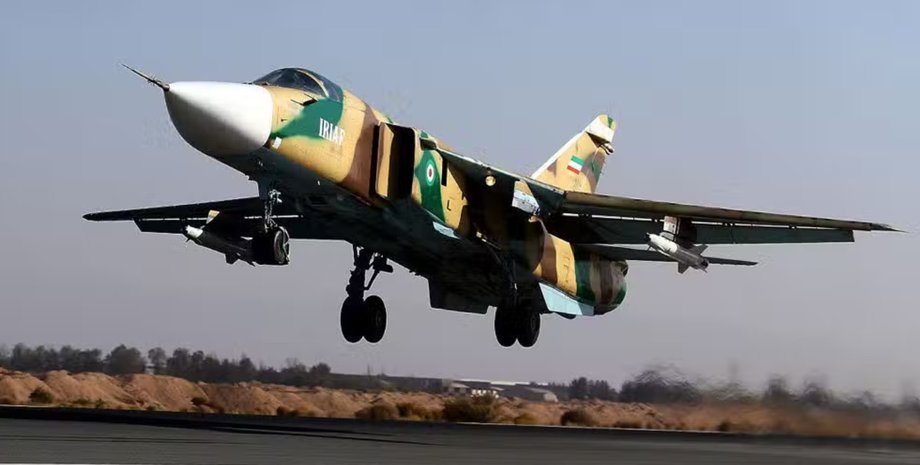 Самолет Су-24 Ирана во время взлета