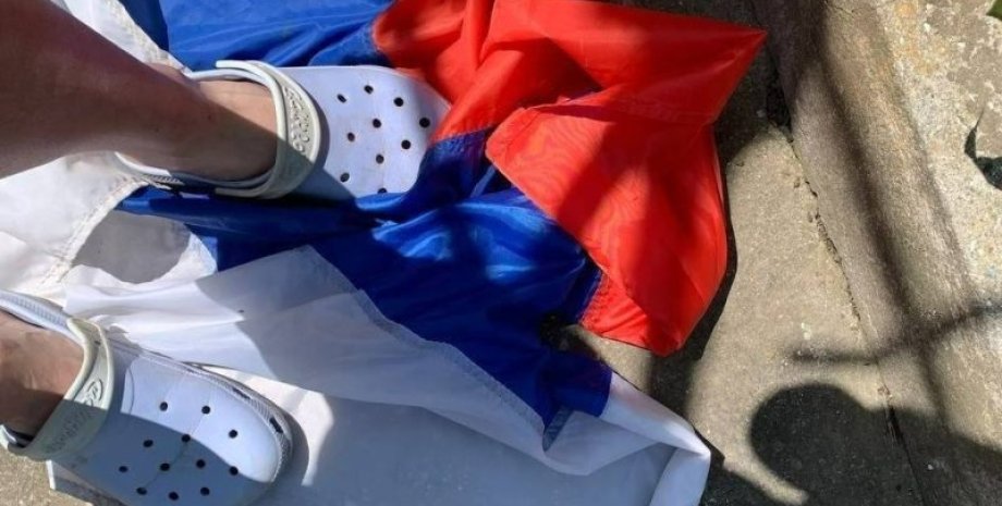 российский флаг, сорванный флаг, флаг россии, флаг под ногами
