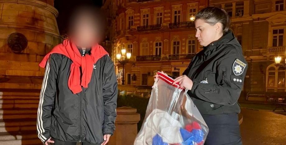 В Одессе женщина принесла на площадь флаг РФ Одесса, флаг РФ, полиция, фото