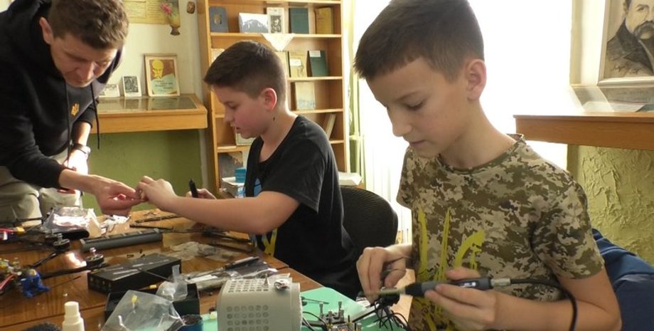 Діти збирають дрони