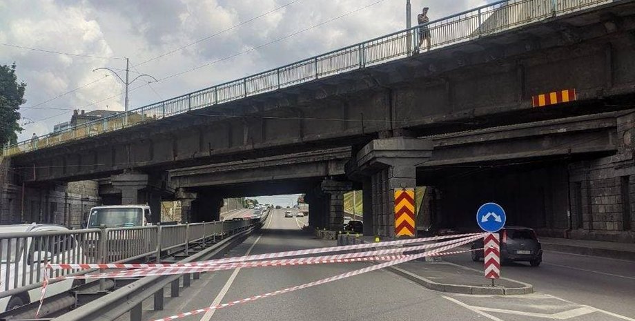 берестейский путепровод, авария, бетон упал на машину