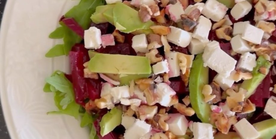 Когда надоели «шуба» и винегрет: 10 рецептов салатов из свеклы