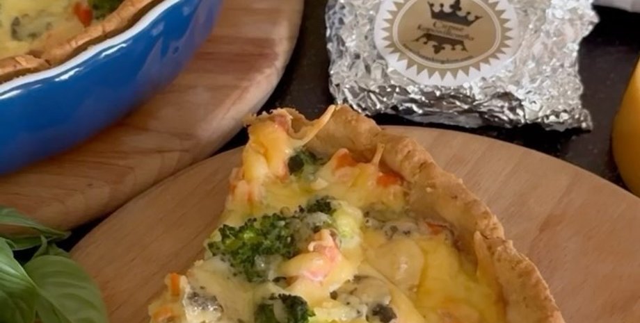 киш со шпинатом, брокколи, красной рыбой и двумя сырами