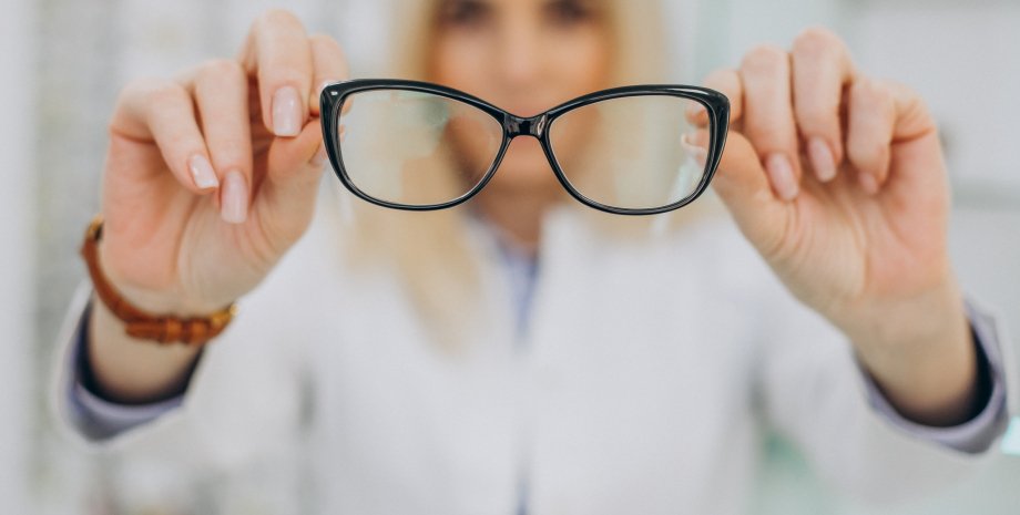 женщина держит очки очки для глаз