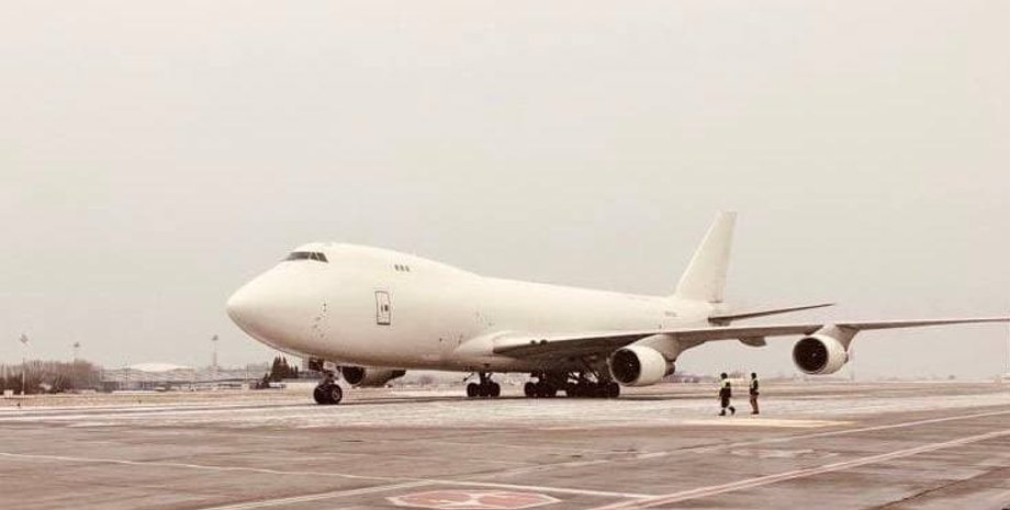 Самолет с военной помощью