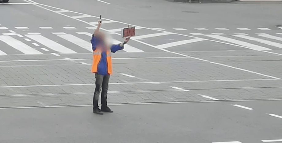 Чоловік з пістолетом Чоловік з пістолетом змушував водіїв зупинитись під час хвилини мовчання