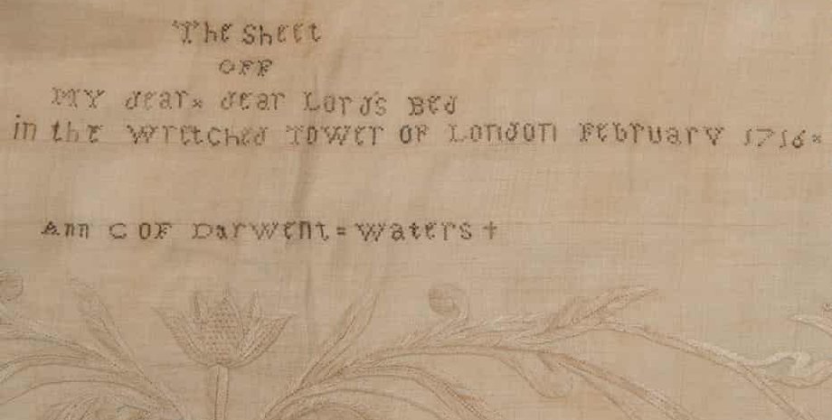 простынь, надпись, человеческие волосы, фото