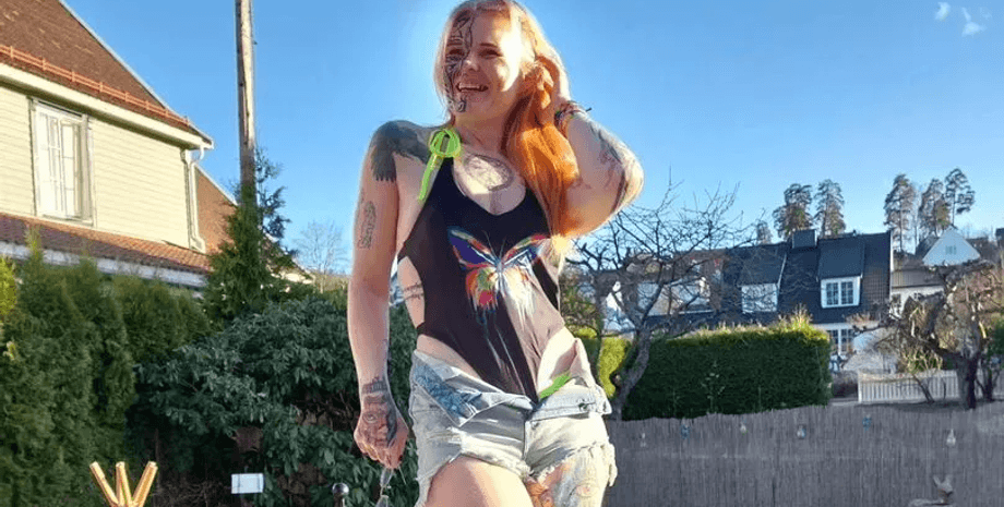 Девушка с татуировкой викинга, тату, тату на лице, рисунок на лице, символы викингов, богиня Хель, трудная жизнь, болезнь