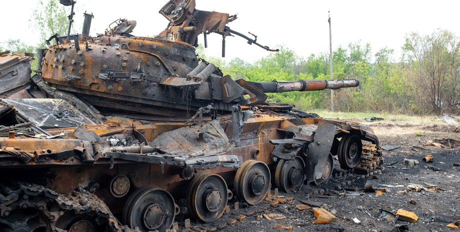 Разрушенный российский танк.