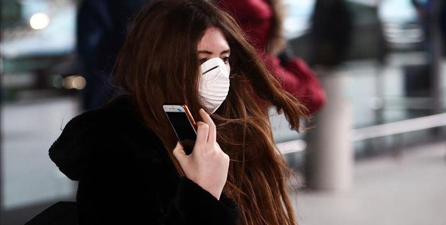 девушка в маске, улица