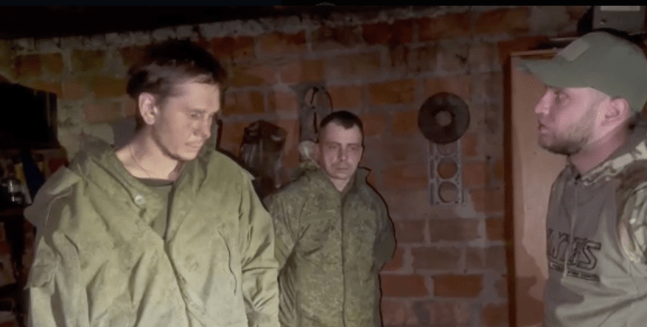 Зображення українського військово та двох полонених РФ