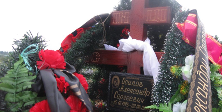 Могила псковского десантника, погибшего в Украине / Фото: Новая газета