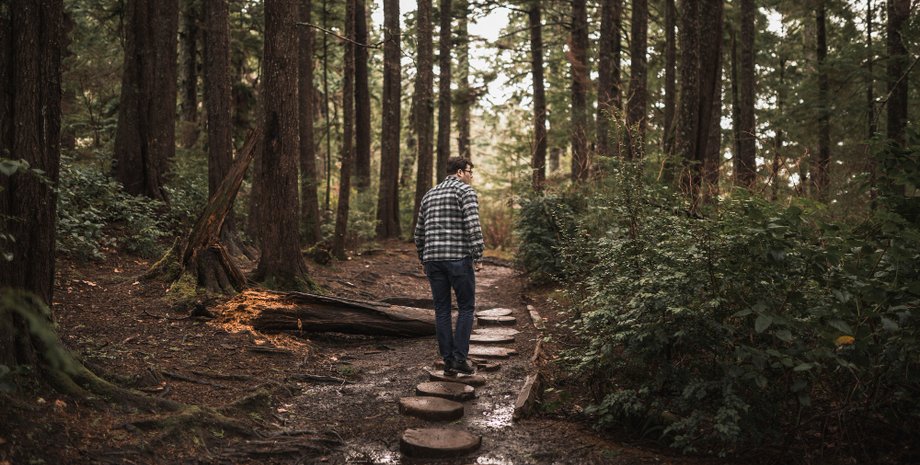 Чоловік зробив неймовірне відкриття під час прогулянки лісом: такого ніхто не міг уявити