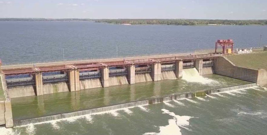 Die Medien behaupten, dass der Schlag auf den Damm des Pechenezh -Reservoirs ang...
