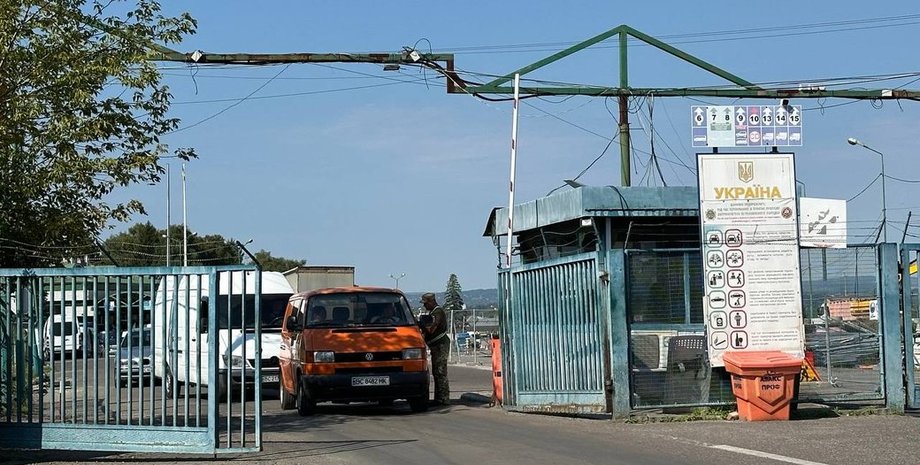 Працівники ДПСУ випускають чоловіків віком до 22 років через кордон з Польщею