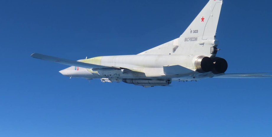 фото самолета Ту-22М3 с ракетой Х-22 над Балтийским морем