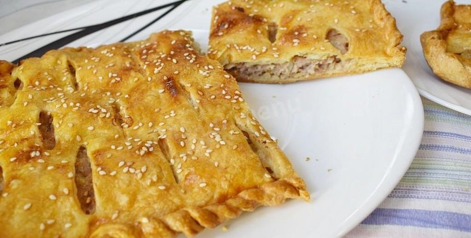 Пиріг з листкового тіста з м'ясом, м'ясний пиріг, пиріг з м'ясом