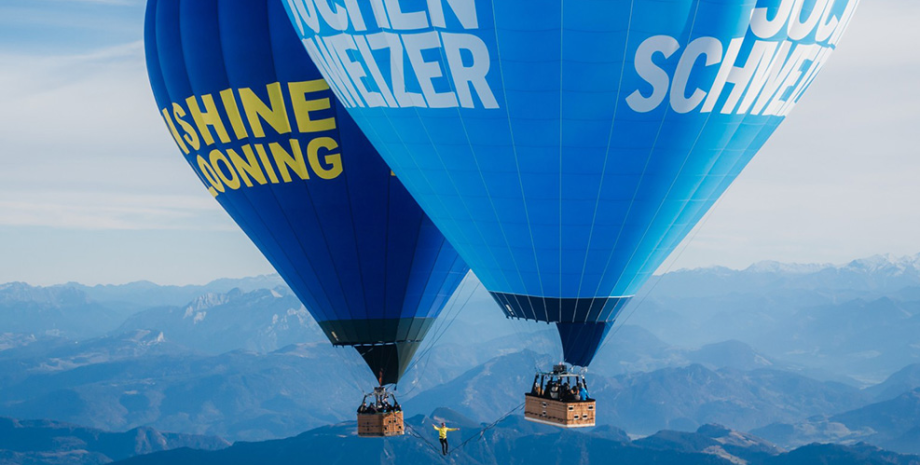 Прогулянка між повітряними кулями Прогулянка між повітряними кулями, світовий рекорд, екстрим, пройшли по тонкому тросу, прогулянка в небі, ризик для життя,