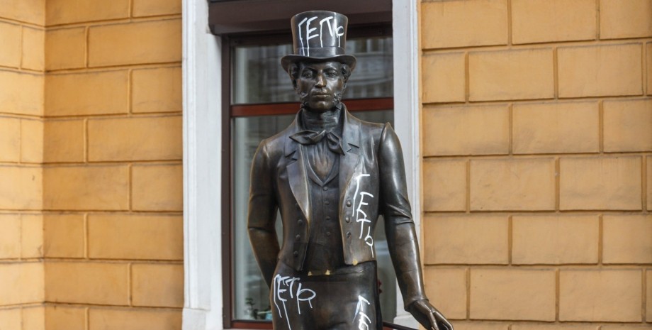 Пам'ятник Пушкіну біля Літературно-меморіального музею в Одесі пам'ятник, пушкін, музей, скульптура