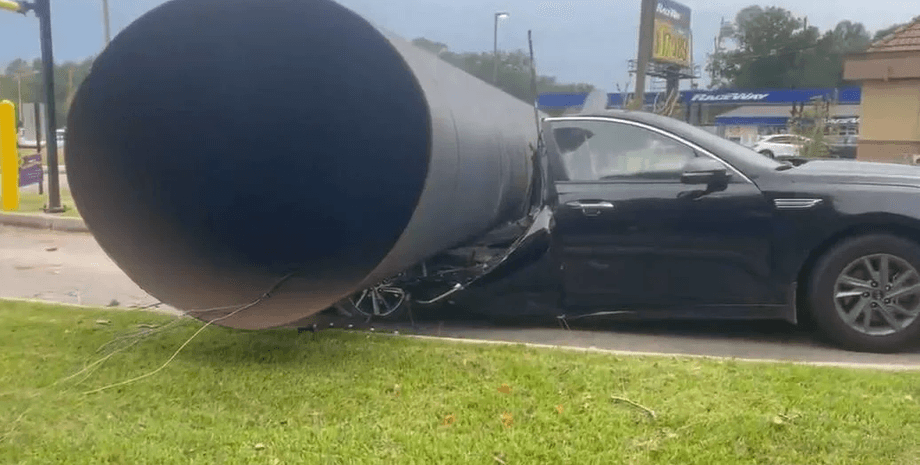 Вивіска впала на машину, парковка, шторм, сильний вітер, зім'яло машину, аварія, поліція, ресторан, була в машині, рятувальники