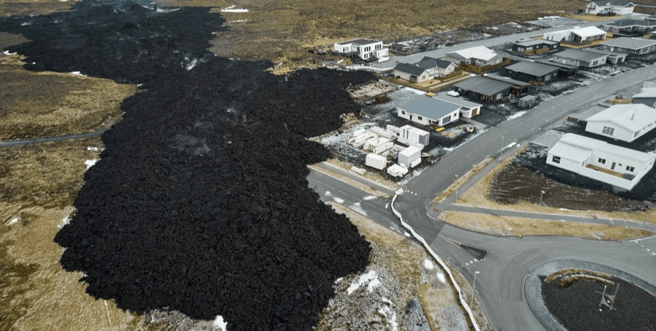 Поток черной лавы, остановившийся у жилого квартала Гриндавика, напоминает о мощи извержения