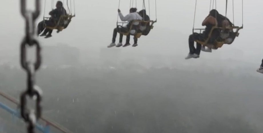 Аттракцион остановили из-за шторма, аттракцион, шторм, парк развлечений, парк аттракционов, карусель, шторм, люди повисли в воздухе