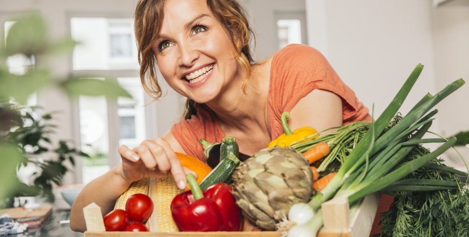 Женщина с ящиком свежих овощей Женщина с ящиком свежих овощей