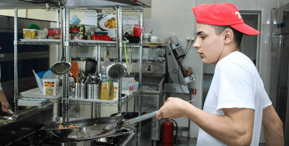 Дозвіл на виїзд за кордон 18-22 вдарить по ресторанах