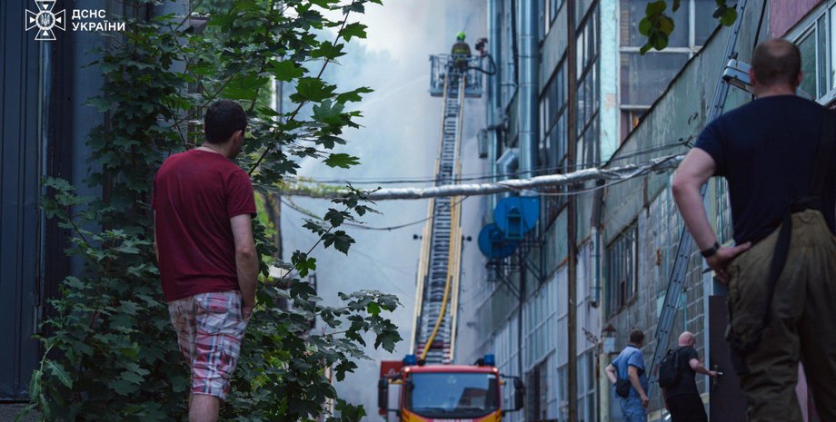 ДСНС тушать пожежу після обстрілу Києва 10 липня