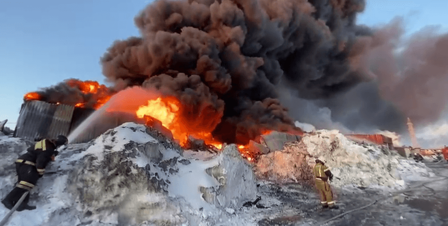 Пожар, склады, складские помещения, Норильск, РФ, Россия