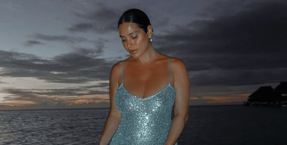 Николь Айзекс на берегу океана