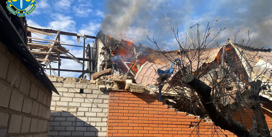 Пожар после обстрела Херсона, Херсон обстрел, Херсон артудар, Херсон КАБ, Херсон авиабомбы, Херсон разрушения